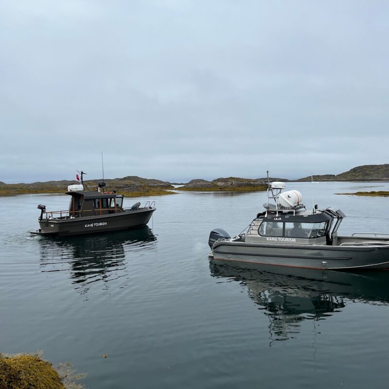 Dark gray boats in still water - Kang Tourism photo gallery