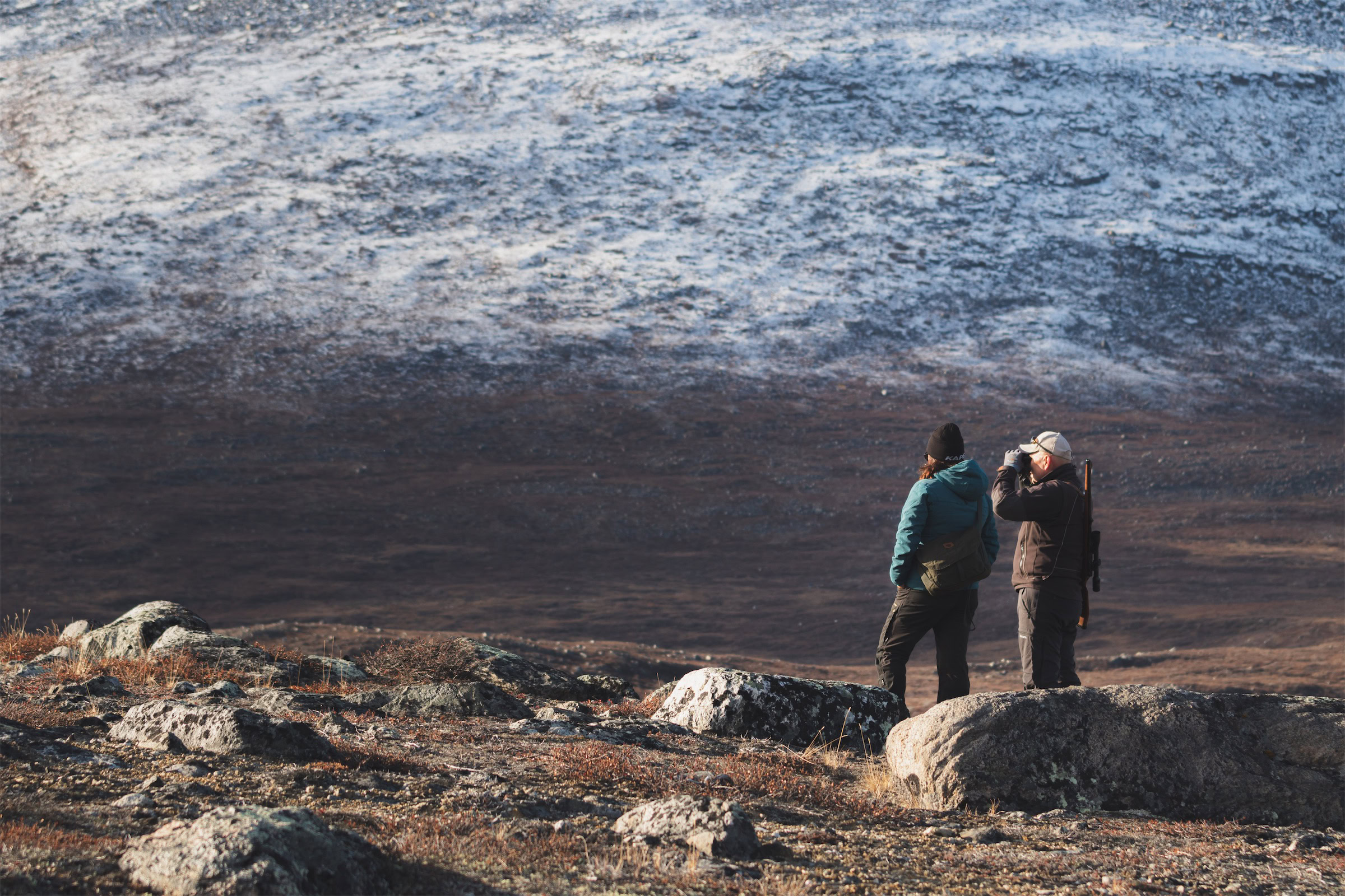 A couple hiking around Nuuk fjord. Photo - Magnus Biilmann Trolle, Visit Nuuk