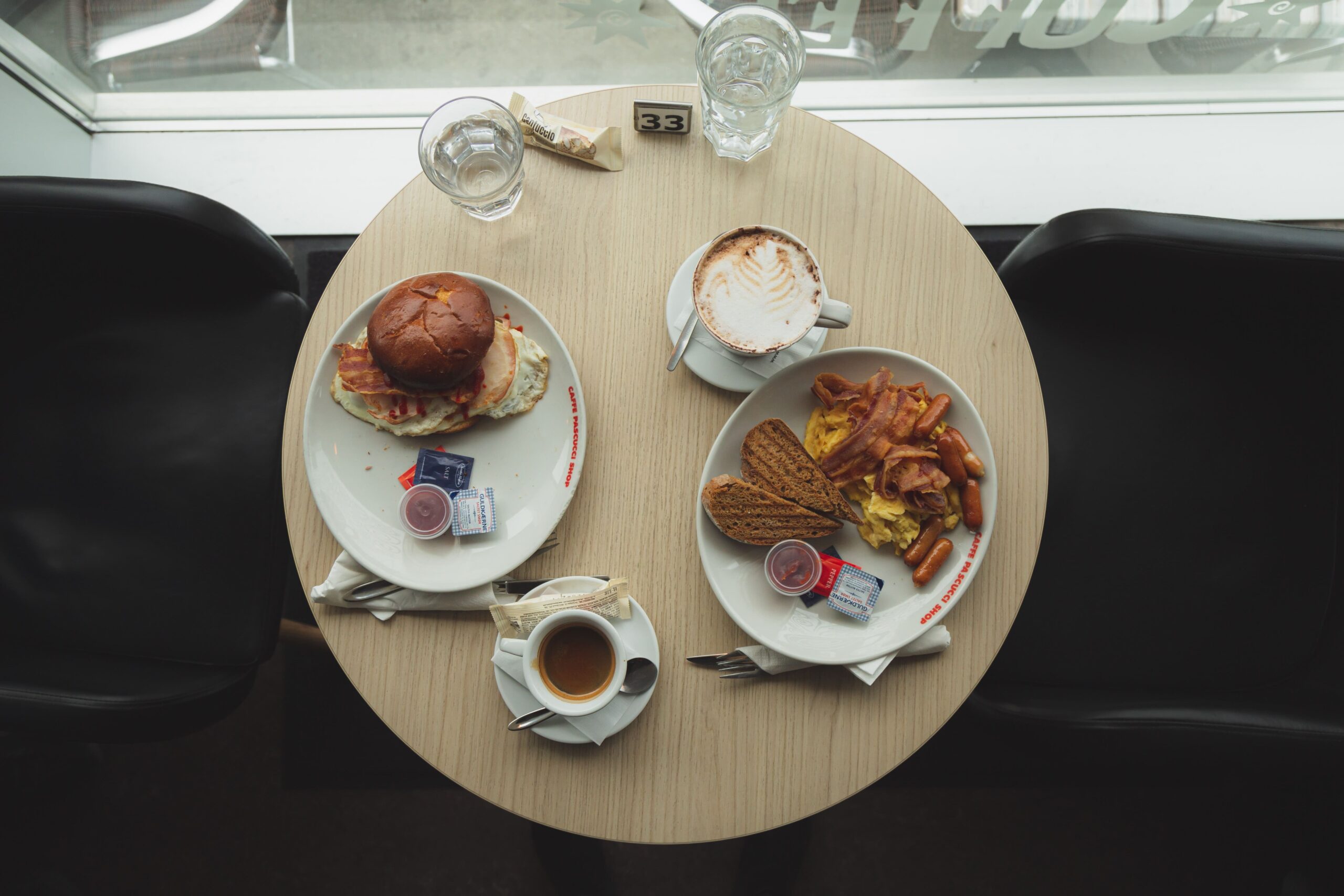 breakfast-table-in-café-pascucci-nuuk