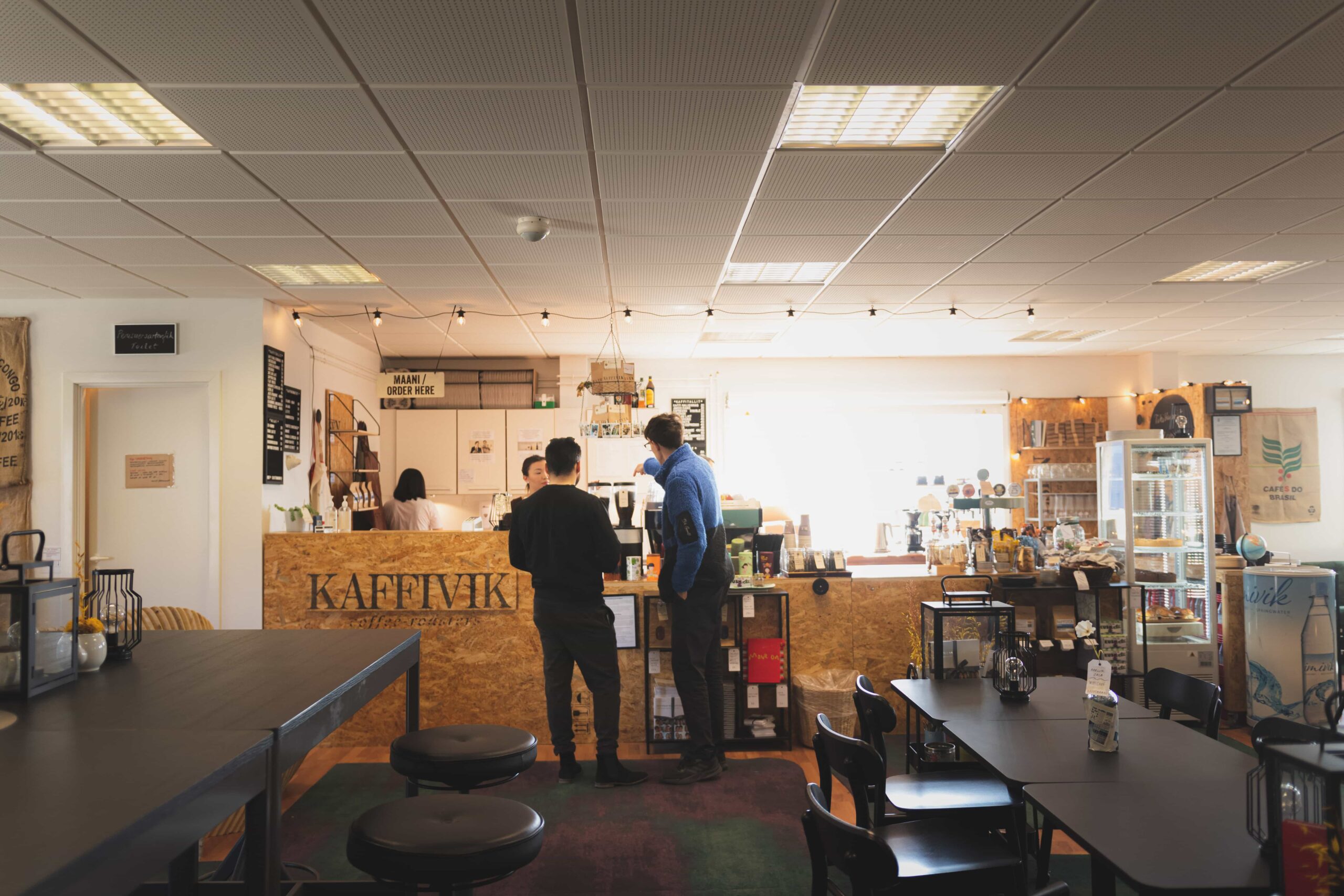 two-people-ordering-coffee-in-kaffivik-nuuk