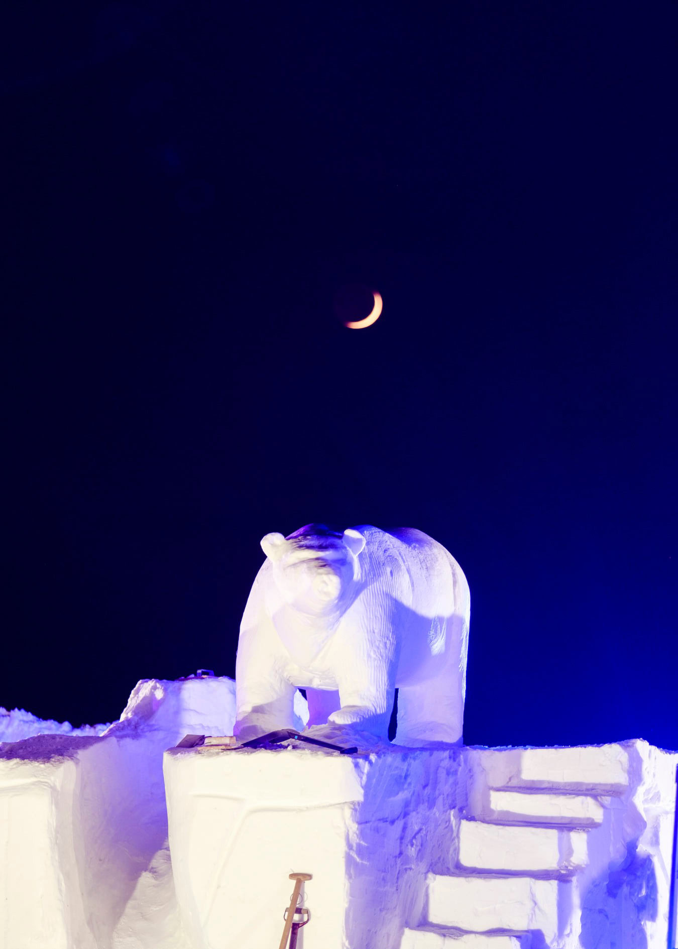 Polar_bear_sculpture_Nuuk_snow_photo_cebastian rosing_2022