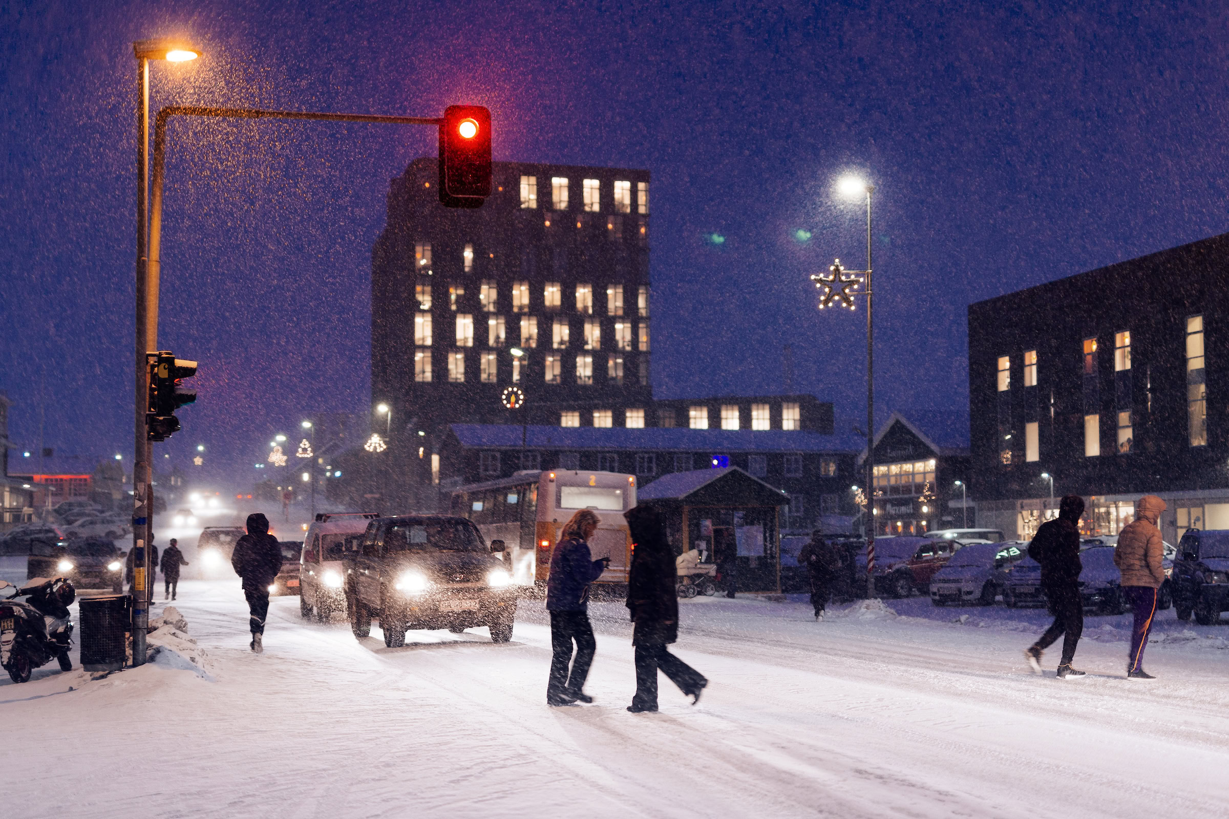 People crossing the road on a snowy afternoon in December during rush hour. Photo Rebecca Gustafsson - Visit Greenland
